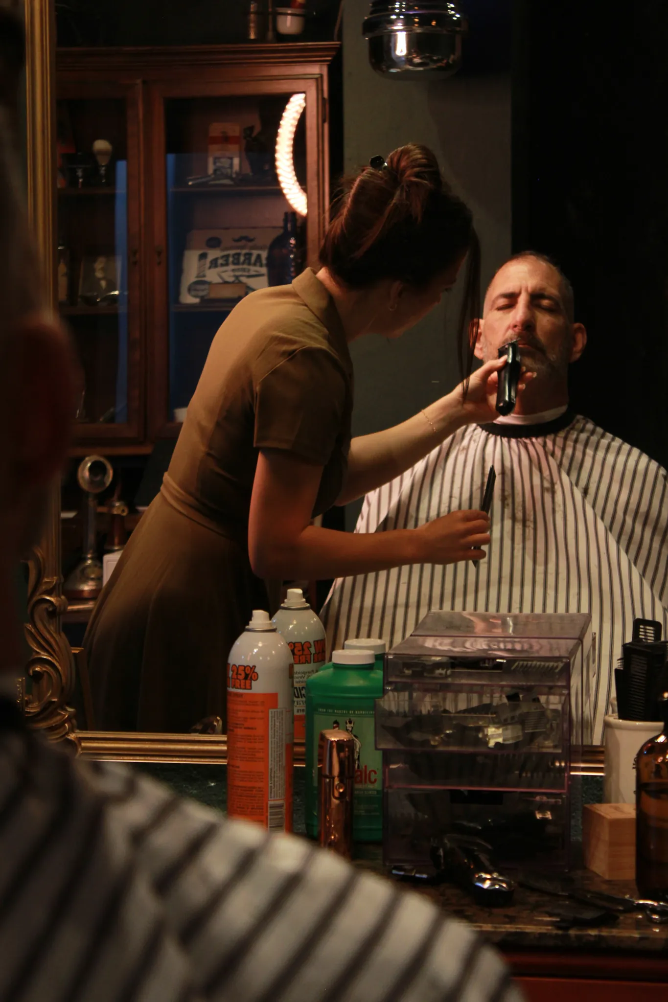 Master barber Dixie at work at Vintage Blade in Bonita Springs