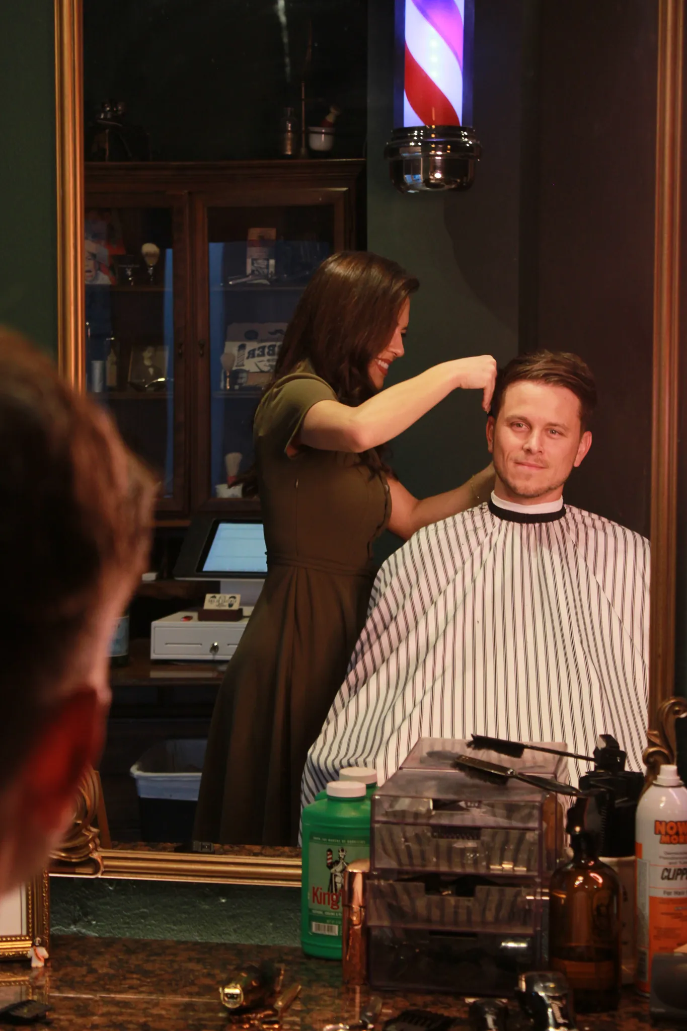 Master barber Dixie at work at Vintage Blade in Bonita Springs